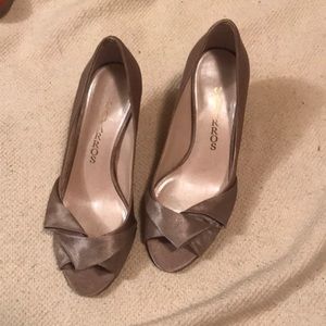 beautiful silky golden nude kitten heels women's 7